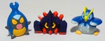 POKEMON - BANDAI - Lote contendo 3 figuras em vinil da série Pokemon da marca Bandai. Medindo aprox. 4cm de altura cada.