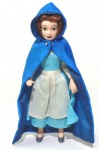 PRINCESAS DISNEY - PORCELANA - Belíssima figura em porcelana da personagem Bela da série A Bela e a Fera, peça original Disney. Medindo 17cm de altura.