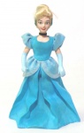 PRINCESAS DISNEY - PORCELANA - Belíssima figura em porcelana da personagem Cinderela, peça original Disney. Medindo 17cm de altura.