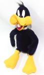 LOONEY TUNES - WARNER BROS - Bela figura eletrônica em pelúcia do personagem Patolino da série Looney Tunes, peça original Warner Bros. Medindo 35cm de altura. Obs: parte eletrônica não testada