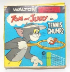 COLECIONISMO - WALTON- Antigo filme em 8mm da série Tom e Jerry - Tennis Chumps - de manufatura Walton acomodado em caixa original. Medindo a caixa 14cm de comprimento por 14cm de largura. Obs: não testado.