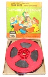 COLECIONISMO - DISNEY - Antigo filme em 8mm da série Branca de Neve E Os 7 Anões - The Dwarfs` Dilemma - de manufatura Disney acomodado em caixa original. Medindo a caixa 14cm de comprimento por 14cm de largura. Obs: não testado.