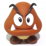 MARIO - NINTENDO - Figura em vinil do personagem Goomba da série Mário, peça oficial da Nintendo. Medindo 7cm de altura.