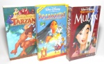 DISNEY - Antigas fitas em VHS de filmes da Disney, sendo elas: Mulan, Pocahontas e Tarzan. Peças originais. Obs: não testadas.