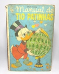 DISNEY - Antigo livro Manual do Tio Patinhas em capa dura da Editora Abril. Medindo aprox. 20cm de comprimento. Obs: marcas do tempo, tal como detalhes na capa e manchas nas bordas das páginas.