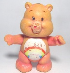 URSINHOS CARINHOSOS - ESTRELA - Figura em vinil da personagem Animada da série Ursinhos Carinhosos, peça original da Estrela. Medindo 9cm de altura. Obs: possui algumas marcas na parte detrás da cabeça.
