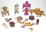 CAVALEIROS DO ZODIACO - BANDAI - Lote contendo peças e constelações da série, mescladas entre Bandai e outras marcas. Obs: peças com desgaste. Maior medida: 8cm de comprimento. Menor medida: 1cm.