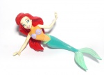 DISNEY - PEQUENA SEREIA - Figura articulada em vinil da personagem Ariel da série A Pequena Sereia, peça original da Disney. Medindo 16cm de altura.