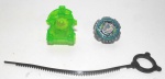 BEYBLADE - HASBRO - Peão Bey Blade, acompanhado de corda e lançador, peças originais da Hasbro.