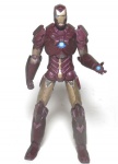 MARVEL - VINGADORES - HASBRO - Figura representando o personagem Homem de Ferro da série Vingadores. Peça rica em detalhes e original da Hasbro. Medindo 11cm de altura. Obs: está sem pedaço do dedo da mão esquerda (foto 3).