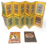 YU GI OH - Lote contendo campo de batalha, 2 manuais da série Yu-Gi-Oh!, todas peças originais.