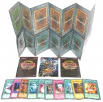 YU GI OH - Lote contendo campo de batalha, 10 cartas e 3 manuais da série Yu-Gi-Oh!, todas peças originais.