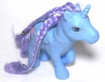 MY LITTLE PONEY - Antigo unicórnio da série My Little Pony de cor Azul, peça original da Hasbro. Medindo 14cm de comprimento. Obs: possui manchas no corpo e embaixo das patas.