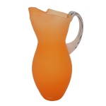 KOSTA BODA - Jarra para água de cristal sueco na cor laranja. Apresenta selo da Cristallerie. Séc. XX. 30 cm.