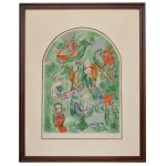 MARC CHAGALL (Vitebsk, Império Russo, 1887 - Saint-Paul-de-Vence, França, 1985) - " The Tribe of Asher". Lithografia, 63/150. Ass. cid. Ch Sorlier Grav. 67 x 48 cm (MI). 95 x 78 cm (ME). Marc Chagall foi um pintor, ceramista e gravurista surrealista judeu russo-francês. Considerado um pintor solar, abusou de cores, fantasias e sonhos em suas obras. No seio de uma família judaica, na sua juventude entrou para o ateliê de um retratista famoso da sua cidade natal. Lá aprendeu não só as técnicas de pintura, como a gostar e a exprimir-se nessa arte. Ingressou, posteriormente, na Academia de Arte de São Petersburgo, de onde rumou para a próspera cidade-luz, Paris.Ali entrou em contacto com as vanguardas modernistas que enchiam de cor, alegria e vivacidade a capital francesa. Conheceu também artistas como Amedeo Modigliani e La Fresnay. Todavia, quem mais o marcou, deste próspero e pródigo período, foi o modernista Guillaume Apollinaire, de quem se tornou grande amigo.É também neste período que Chagall pinta dois dos seus mais conhecidos quadros: Eu e a aldeia e O Soldado bebé, pintados em 1911 e 1912, respectivamente.