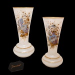 BACCARAT - Par de vasos de opalina "Savounesse", apresentando rica decoração floral em policromia de esmaltes e tons de ouro. França. Segunda metade do século XIX. 31 cm.