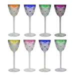 BACCARAT - Conjunto de oito taças de cristal francês, da "Maison Baccarat", coloridos com o corte esmeralda. Selo da Cristallerie . 20 cm.