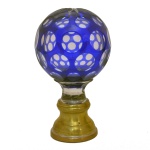 BACARRAT - Pinha em espesso cristal francês, apresentando decoração tom azul sobre incolor. Base em bronze. França. Circa 1900. 19 cm.