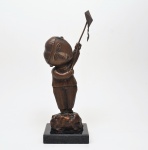 INOS CORRADIN (Vogna, Itália, 1929) – `Menino com Pipa`. Escultura em bronze. Assinada. 27 cm. 2 x 10 x 8 cm (medida da base). Acompanha certificado de autenticidade do artista.