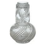 BACCARAT - "Deposé". Modelo "Serpentine" - "Verre d'eau" em cristal francês translúcidos e lapidados, em movimentos retorcidos. França. Circa 1910. 20 cm (moringa) e 10 cm (copo).