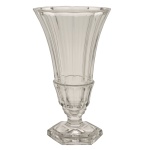 Vaso de cristal francês, na forma de corneta. Base sextavada. Séc. XX. 22 cm.