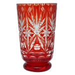 Vaso de vidro lapidado na cor vermelho. Séc. XX. 23 cm.