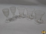 Lote de 2 taças de licor e 3 taças de aperitivo em cristal lapidado. Medindo as taças de licor 9cm de altura.
