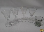 Lote composto de 4 taças de aperitivo e 1 copo de aperitivo, modelos e tamanhos diversos. Medindo as taças 10,5cm de altura. Um deles com restauro no corpo da taça