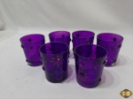 Jogo de 6 copos de aperitivo em vidro roxo com pedras coladas. Medindo 7cm de altura.