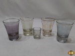 Lote composto de 4 copos de aperitivo vidro furtacor e 1 de shot em vidro moldado. Medindo os copos de aperitivo 8cm de altura.