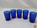 Jogo de 5 copos de aperitivo em vidro azul cobalto moldado. Medindo 8cm de altura.