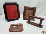 Lote composto de 4 porta retratos, modelos e tamanhos diversos. Medindo o maior 31,5cm x 25,5cm.