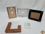 Lote composto de 5 porta retratos, modelos e tamanhos diversos. Medindo o maior 20cm x 15cm.