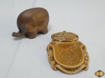 Lote composto de enfeite de elefante em bronze e cinzeiro em porcelana Portuguesa na forma de brasão. Medindo o cinzeiro 13,5cm x 11cm.
