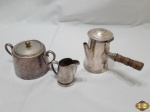 Lote composto de açucareiro, leiteira e bule em prata 90. Medindo o bule 13,5cm de altura. O bule está sem o puxador da tampa.
