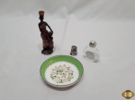 Lote composto de perfumeiro, dedal, prato decorativo em ágata pintada e enfeite africano em resina. Medindo a escultura 12,5cm de altura.