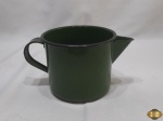 Leiteira em ágata verde com friso preto. Medindo 11cm de altura.