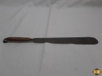 Antiga espatula para decoração em ferro com pega em madeira. Medindo 40cm de comprimento.