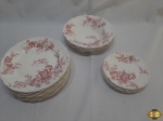 Jogo de jantar com 21 pratos em porcelana inglesa floral com relevos. Composto de 10 pratos rasos, 5 pratos fundos e 6 pratos de sobremesa.