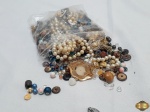 Lote com diversas contas para artesanato.