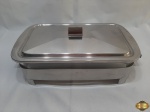Suporte em aço inox com pega em madeira com pirex retangular. Medindo o suporte 41cm alça alça x 7,5cm de altura.