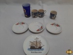Lote composto de 3 pirex, 1 prato decorativo em porcelana, 3 xícaras de café em faiança e 1 caneca decorativa em vidro.