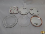 Lote composto de 3 pires em porcelana, 1 prato decorativo em porcelana e 2 pratos de sobremesa em vidro. Medindo o prato maior 18cm de diâmetro.