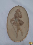 Quadro tipo camafeu em resina com dama antiga. Medindo 21,5cm x 12,5cm.