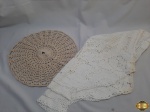 Lote de Toalha e Caminho de mesa em crochê. Peças em perfeito estado de conservação. Toalha pequena de centro medindo : 40 CM de diâmetro e caminho de mesa medindo : 160 X 60 CM.