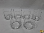Jogo de 6 copos de whisky em cristal com base moldada. Medindo 9cm de altura.