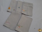 5 Guardanapos de pano em Linho. Peças em perfeito estado de conservação  com discreto  bordado na sua lateral. Medindo: 50  X 30 CM.