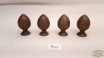 4 puxadores em forma de pinha em bronze.Medidas: 3cm de altura.