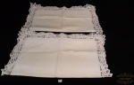 2 fronhas  em algodao com bordas rendadas Medidas: 70cm de comprimento por 60cm de largura. 2