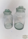 2 Potes para mantimentos em vidro grosso.Medidas: 25 cm maior 23 cm menor.  pequeno bicado na boca